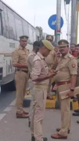 मोहनलालगंज: कस्बा मोहनलालगंज में पुलिस ने हटाया अतिक्रमण व दुकानदारों को दी चेतावनी