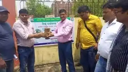शिवसागर: मनरेगा कार्यालय परिसर में कार्यक्रम पदाधिकारी जितेंद्र कुमार सिंह ने मां के नाम के तहत लगाया नीम का पौधा