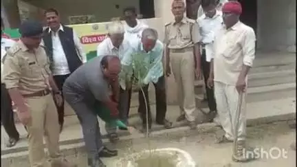बुढ़नपुर: बूढ़नपुर तहसील परिसर में विश्व पर्यावरण दिवस पर एसडीएम व तहसीलदार द्वारा किया गया वृक्षारोपण
