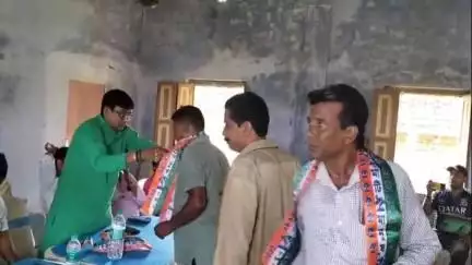 আউশগ্রাম ১: বাংলার ভোট রক্ষা কর্মসূচিতে ভালো কাজের জন্য গুসকরা-2 অঞ্চলের দলীয় কর্মীদের সংবর্ধনা বিধায়কের