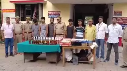 चंदौली: सिकठा के पास ट्रेन में जनपदीय पुलिस और RPF की कार्रवाई में 6 शराब तस्कर गिरफ्तार, भारी मात्रा में शराब बरामद