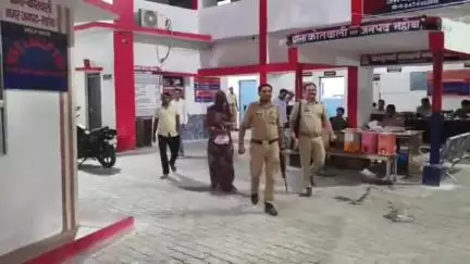 महोबा: शहर कोतवाली पुलिस ने महिला को आत्मदाह से रोका, वापस दिलवाई चिटफंड में फंसी बेटी की शादी की रकम