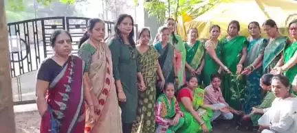 खंडवा नगर: नेहरू पार्क में बड़ा बम महिला मंडल ने 'विश्व पर्यावरण दिवस' पर किया पौधारोपण