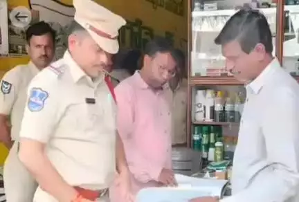 ఎల్లారెడ్డి: ఎల్లారెడ్డిలో ఎరువుల దుకాణాలను తనిఖీ చేసిన సీఐ రవీంద్ర నాయక్