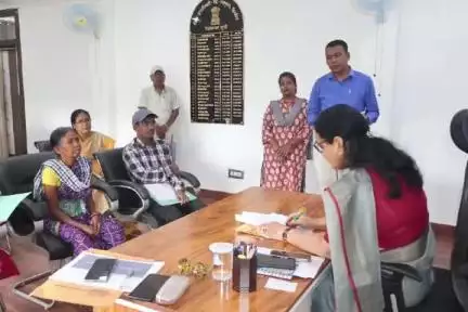 सिमडेगा: जनता दरबार का आयोजन, डीसी ने सुनी लोगों की समस्याएँ