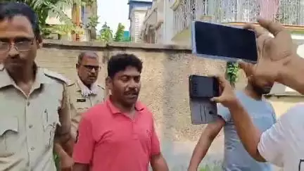 কালনা ১: 8 বছর পর বারুইপাড়ায় গণপিটুনির ঘটনায় পলাতক অভিযুক্তের আত্মসমর্পণ, কালনা আদালতে পেশ
