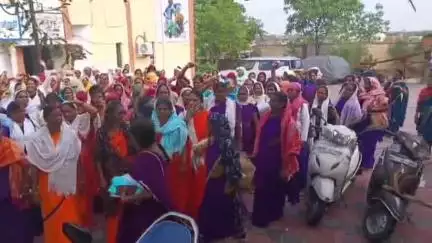 मंडला: आशाओं ने सीएमएचओ को सौंपा ज्ञापन, पर्यवेक्षकों पर मानसिक व आर्थिक रूप से प्रताड़ित करने का आरोप