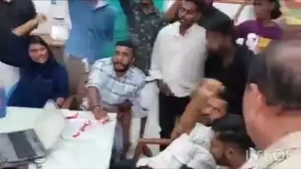 പാലക്കാട്: മരം മുറി വിവാദത്തിൽ പാലക്കാട് നഗരസഭയിൽ ഡി.വൈ.എഫ്.ഐ പ്രതിഷേധം