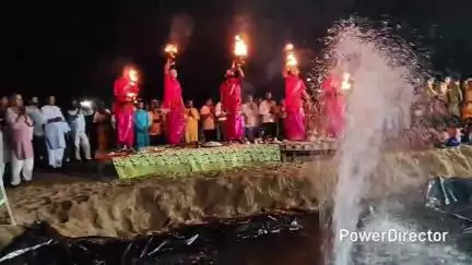 सारवां: नमामि गंगे कार्यक्रम के तहत बिशनपुर दुर्गा मंदिर घाट पर गंगा आरती का आयोजन, बीडीओ, सीओ, बीएओ की रही देखरेख