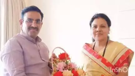 गोंदिया: लाखनी येथील निवासस्थानी आमदार परीनय फुके यांची गोंदिया जिल्हा भाजप जिल्हाध्यक्ष सिता रहांगडाले यांनी घेतली सदिच्छा भेट