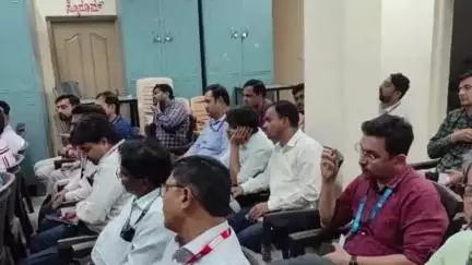 ವಿಜಯಪುರ: ನಗರದ ಗಾಂಧಿ ಚೌಕ್ ಠಾಣೆಯಲ್ಲಿ ಬ್ಯಾಂಕ್ ಸಿಬ್ಬಂದಿಗಳೊಂದಿಗೆ ಸಭೆ ನಡೆಸಿದ ಪೊಲೀಸ್ ಅಧಿಕಾರಿಗಳು