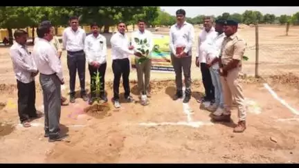સુઈગામ: વિશ્વ પર્યાવરણ દિવસ નિમિત્તે હરિધામ ગૌશાળા ખાતે વન કવચ વિસ્તાર નું ખાતમુહૂર્ત કરવામાં આવ્યું