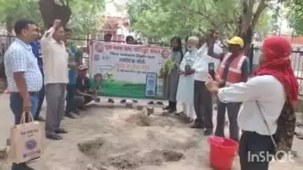 खगड़िया: स्टेशन प्रबंधक ने पर्यावरण सुरक्षा को लेकर दिलाई शपथ, खगड़िया स्टेशन परिसर में मनाया गया विश्व पर्यावरण दिवस