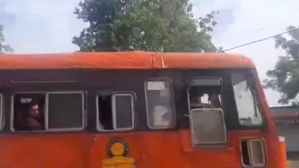 बाळापूर: ग्रामीण भागातील लालपरीची अवस्था ; लोहारा गावात बसच्या छताला गळती लागल्याने ताडपत्री बांधून दिसली धावतांना