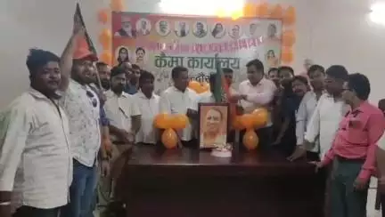 चंदौसी: चंदौसी के सुभाष रोड पर भाजपा कार्यालय पर उत्तर प्रदेश मुख्यमंत्री योगी आदित्यनाथ का जन्मदिन मनाया गया