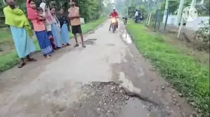 তিনিচুকীয়া: বেতজান চাহ বাগিছাৰ মূল পথৰ দুৰৱস্থা, জৰাজীৰ্ণ পথৰ বাবে যাতায়তত দূৰ্ভোগ ভুগিছে অঞ্চলৰ ৰাইজে #jansamasya
