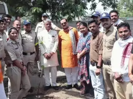 पचोर: विश्व पर्यावरण दिवस पर सारंगपुर थाना परिसर में राज्यमंत्री ने पुलिस स्टाफ के साथ 'मां के नाम' अभियान में पौधा रोपा