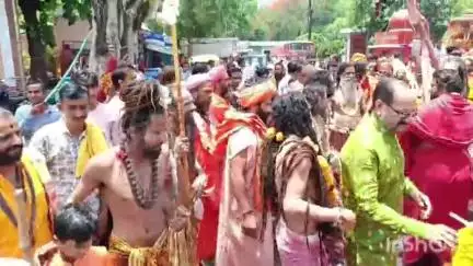 उज्जैन शहर: गंगा दशहरे पर नीलगंगा से साधु संतों ने निकाली पेशवाई, बड़ी संख्या में संत हुए शामिल