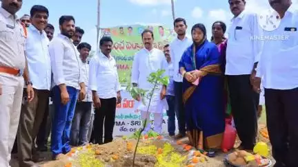 తలుపులలో ప్రపంచ పర్యావరణ దినోత్సవం లో భాగంగా మొక్కలు నాటిన ఎమ్మెల్యే కందికుంట వెంకటప్రసాద్