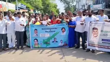ప్రతిపాడులో మొక్కలు నాటే కార్యక్రమంలో పాల్గొన్న ఎమ్మెల్యే వరుపుల సత్యప్రభ