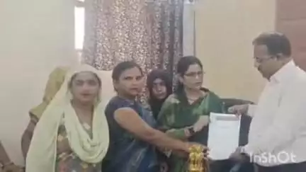सादाबाद: महिला बाल कल्याण आयोग की राष्ट्रीय अध्यक्ष ने छोटे दुकानदारों के हित को ध्यान में रखते हुए एसडीएम सादाबाद को दिया ज्ञापन