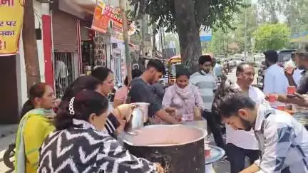 सहारनपुर: बेहट अड्डे पर न्यू इंदिरा कॉलोनी की महिलाओं ने गंगा दशहरा पर राहगीरों को मीठा शरबत पिलाकर गर्मी से दिलाई राहत