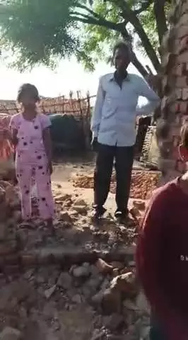 गांव ठिपुरी में सुकदं सिंह के घर को फोड़कर घर के बीचोंबीच गली नीकाल रहे हैं जिला  अगरा में घर को फोड रहै है