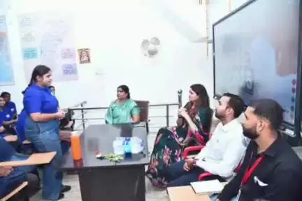 पंडरिया: पंडरिया स्थित लक्ष्य निःशुल्क कोचिंग सेंटर में विधायक भावना बोहरा ने छात्र-छात्राओं से मुलाकात कर किया संवाद