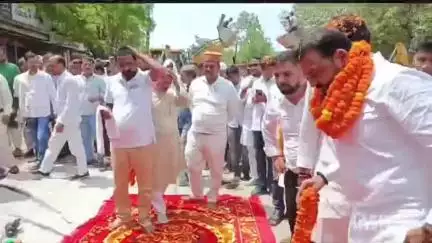 घोड़ासहन: चिरैया पुरनहिया रोड की जर्जर हालत का शिलान्यास आज ढाका के भाजपा विधायक ने किया
