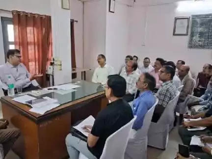 टीकमगढ़: टीकमगढ़ बैंक प्रधान कार्यालय में बैंक अधिकारियों और शाखा प्रबंधकों की समीक्षा बैठक आयोजित, कलेक्टर ने दिए निर्देश