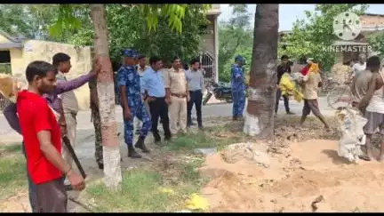 भगवानपुर: गारा गांव में प्रशासनिक टीम ने सरकारी अतिक्रमित भूमि को खाली करवाया