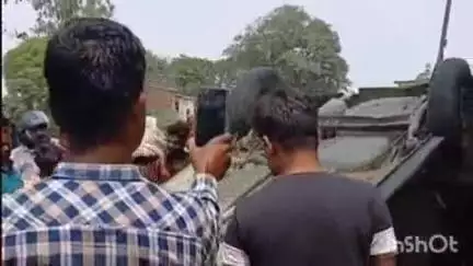 बुढ़नपुर: कोयलसा अतरौलिया जाने वाले लिंक रोड पर अज्ञात चार पहिया वाहन पलटी, बाल-बाल बचे लोग, मौके पर पहुंची पुलिस