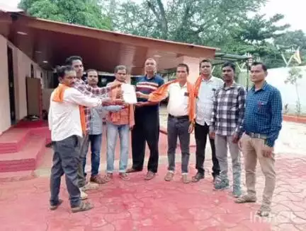 जगदलपुर: जगदलपुर में बस्तर सांसद महेश कश्यप से प्रशिक्षित गौ सेवकों एवं पशु मैत्री संघ ने अपनी मांगों को लेकर सौंपा ज्ञापन