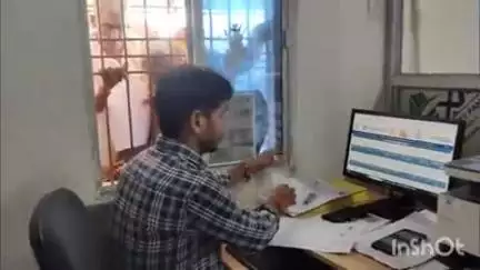 शंभूगंज: शंभूगंज प्रखंड मुख्यालय के आरटीपीएस काउंटर पर जीवन प्रमाणन के लिए पेंशनधारियों की भीड़