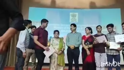 गुना: सीबीएसई 12वीं के नेशनल टॉपर को कलेक्टर ने एफडीडीआई में किया सम्मानित