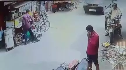 इटावा: रेलवे स्टेशन बजरिया में होटल के बाहर खड़ी बाइक हुई चोरी, चोरी करते चोर का सीसीटीवी फुटेज आया सामने