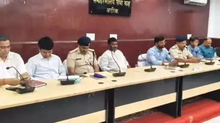 अररिया: आत्मन सभागार में विधि व्यवस्था संधारण को लेकर DM और SP ने अधिकारियों के साथ की समीक्षा बैठक, दिए निर्देश