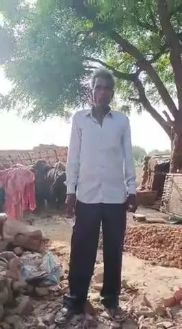 गांव ठिपुरी में सुकदं सिंह के घर को फोड़कर घर के बीचोंबीच गली मांग रहे हैं