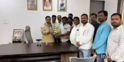 चिमूर: नितेश राणे यांची आमदार बंटी भाऊ बागडिया यांच्या जनसंपर्क कार्यालयाला भेट चिमूर येथे