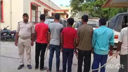 मधेपुरा: मद्य निषेध विभाग ने जिले के विभिन्न थाना क्षेत्रों में छापामारी कर दो शराब कारोबारियों व तीन शराबियों को गिरफ्तार किया