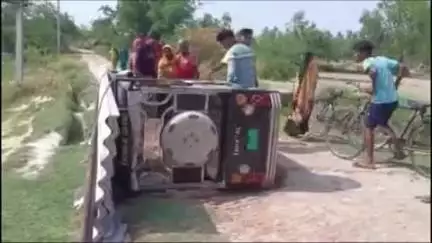 महाराजगंज: पहुरावा के पास टीन सेड लादकर जा रहा ई-रिक्शा अनियंत्रित होकर पलटा, अधेड़ की हुई मौत