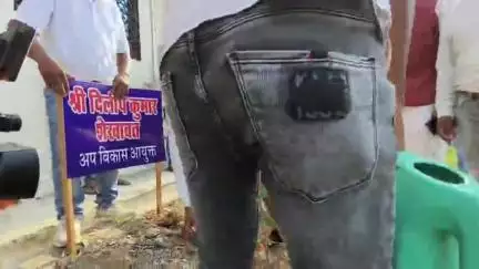 लोहरदगा: बीएस कॉलेज स्टेडियम के पास विश्व पर्यावरण दिवस पर पूर्व सांसद, विधायक व जिला प्रशासन ने किया पौधारोपण