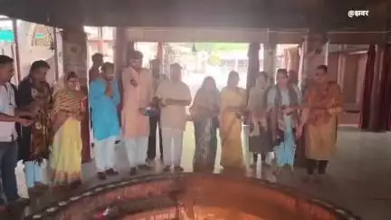 खंडवा नगर: महादेवगढ़ मंदिर में श्रावण मास में पार्थेश्वर पूजन के लिए श्री दादाजी धाम में श्रीफल अर्पित