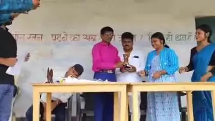 चितरपुर: आदर्श उच्च विद्यालय सोसोकला में मैट्रिक परीक्षा में बेहतर प्रदर्शन करने वाले 42 छात्र-छात्राएँ सम्मानित