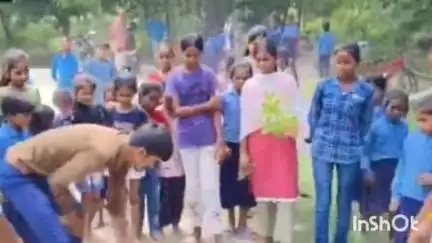 हरलाखी: मनोहरपुर व मंगरहठा गांव में ग्राम रक्षा दल और स्कूली छात्रों ने किया पौधरोपण