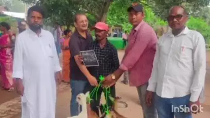 गोपीकांदर: गोपीकांदर में बकरा विकास योजना के तहत 15 लाभार्थियों को बकरे और बकरियों का वितरण