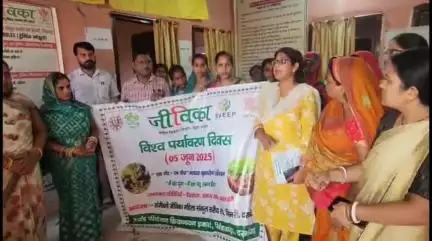 सिंघवारा: जीविका दीदियाँ बनीं पर्यावरण रक्षक व लोकतंत्र प्रहरी, ग्रामीणों को पर्यावरण बचाने और वोट देने के लिए किया जागरूक