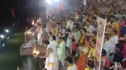 कासगंज: दशहरा पर्व पर जिले की तीर्थ नगरी सोरों में गंगा आरती का आयोजन, डीएम और एसपी रहे मौजूद