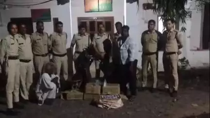 देवास: उज्जैन रोड क्षेत्र में आबकारी विभाग ने 6 पेटी देशी शराब के साथ दो लोगों को पकड़ा
