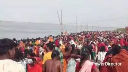 तेघरा: गंगा दशहरा पर तेघड़ा के अयोध्या मिथिला गंगा घाट पर उमड़ी श्रद्धालुओं की भारी भीड़